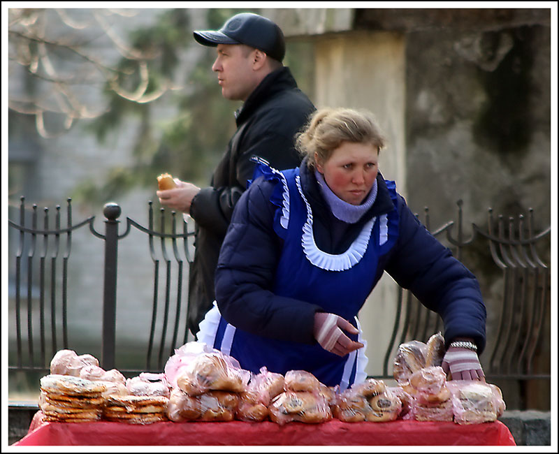 Бабушка с пирожками фото